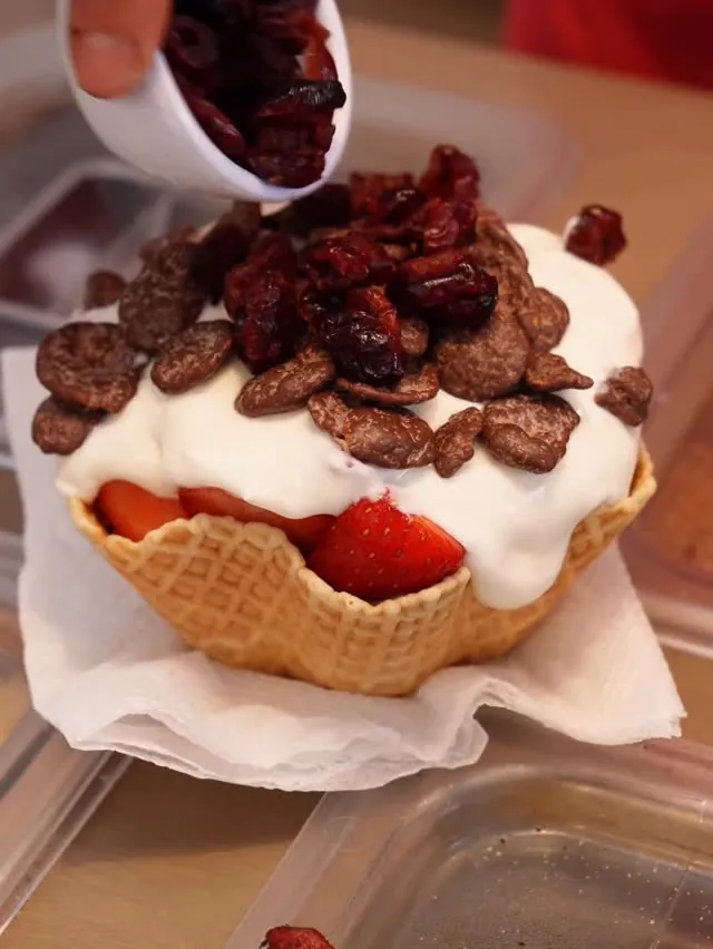 Canasta de waffle con fresas, crema y cereal de chocolate