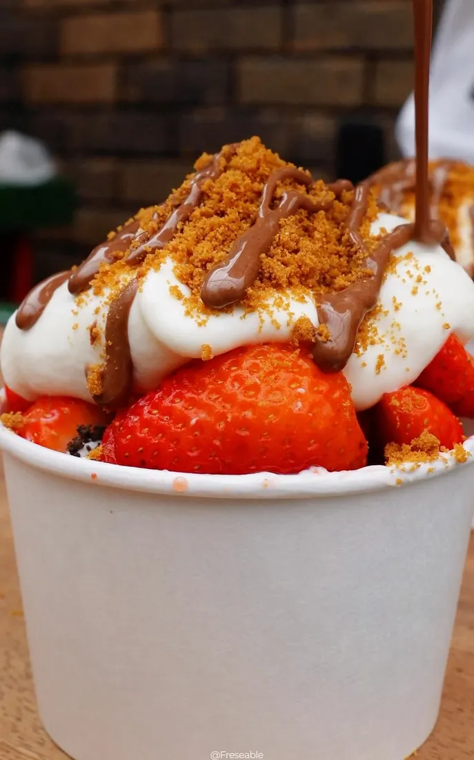 Vaso de fresas con crema con galleta Lotus y chocolate