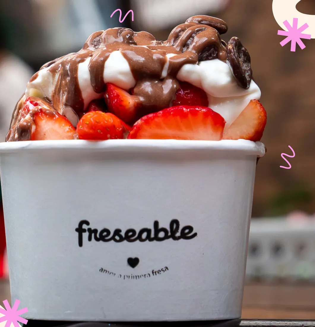 Vaso Freseable con fresas, crema y chocolate