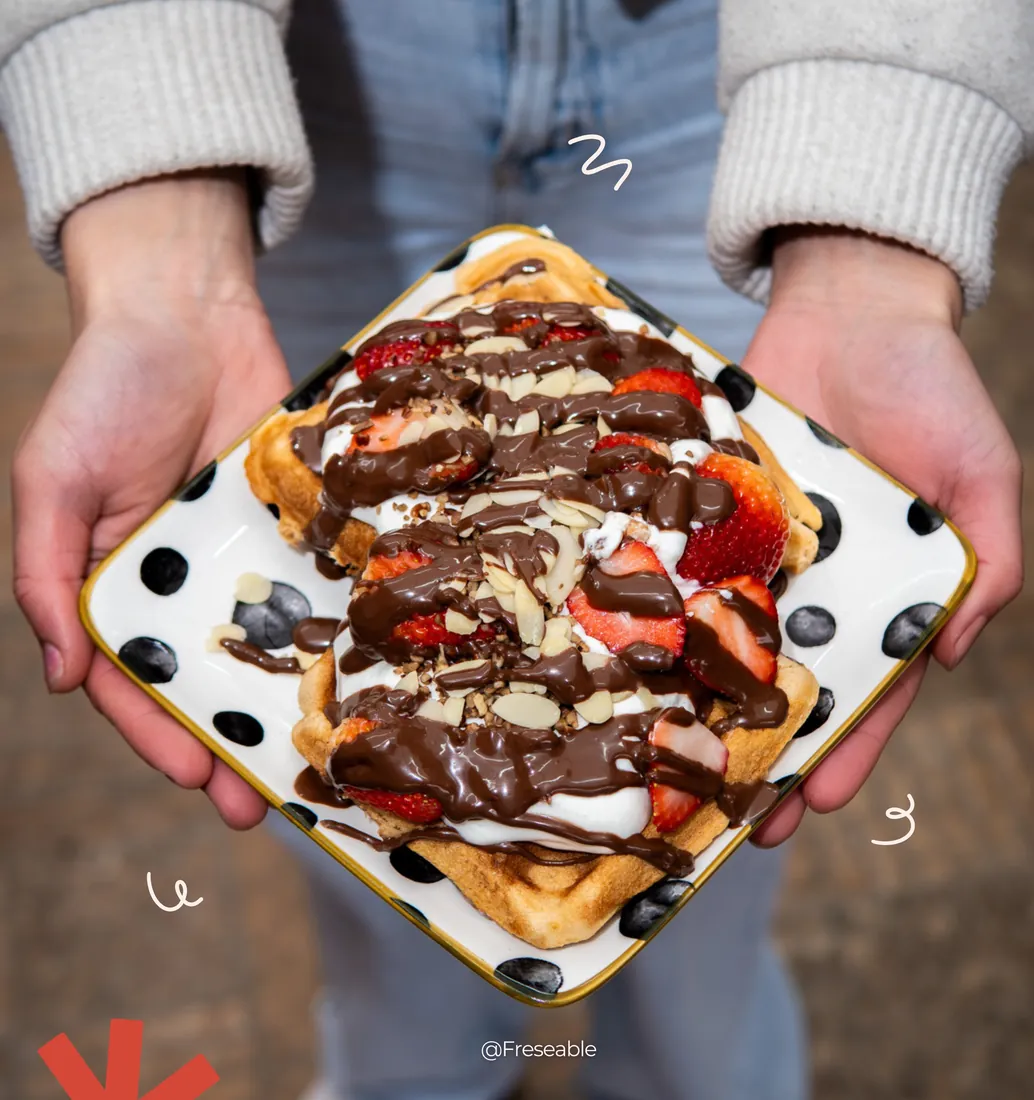 Waffles con fresas y crema